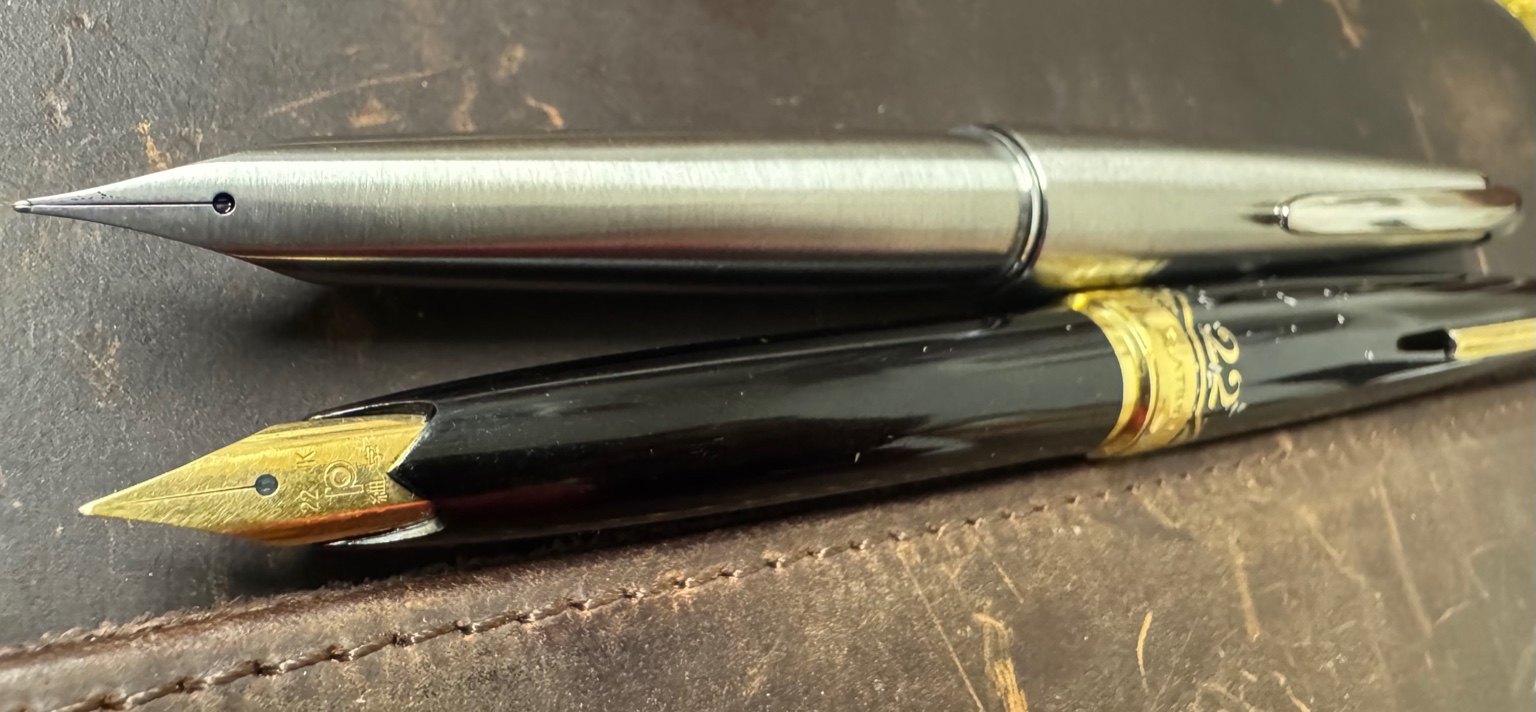 两端：Platinum 22K 与 Pilot M90